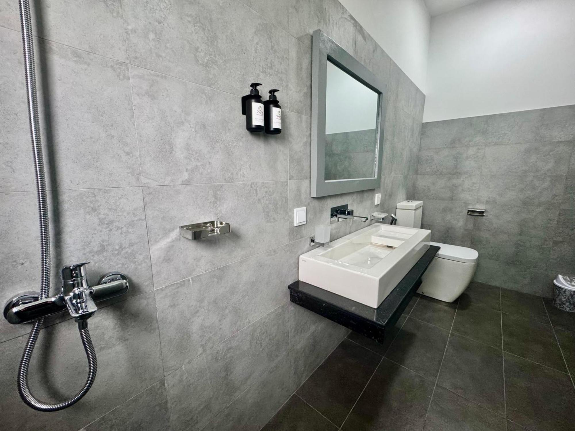 Queens Mount Glen Heights Hotel 2*